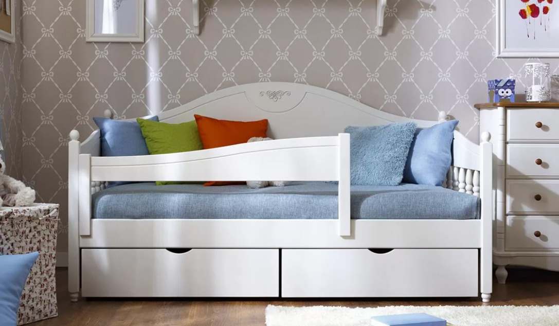 Классическая детская кровать с бортиком стандартного размера